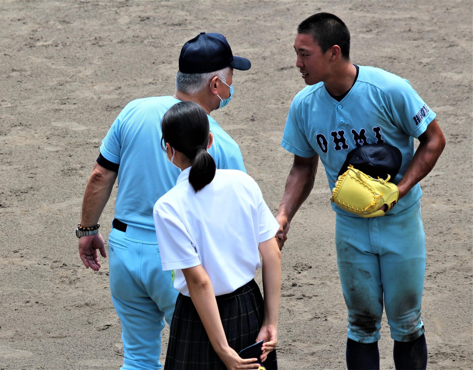 力投した山田をねぎらう多賀監督。センバツ準決勝では足の死球にもめげず投げ抜き、延長サヨナラ本塁打の決着に多賀監督は、「山田はすごい男だと思っていたが、すごい、感動しました」と涙を流した（筆者撮影）