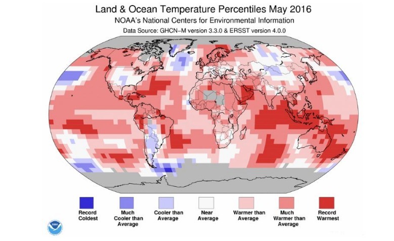 2016年5月の世界気温の平年偏差。濃い赤は、史上最も高い気温を観測したところ。NOAA