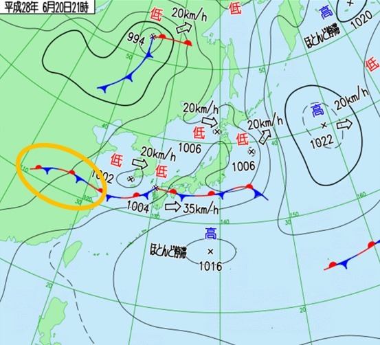 九州で豪雨が観測された20日夜の天気図。前線は中国東部にまで伸びている。気象庁
