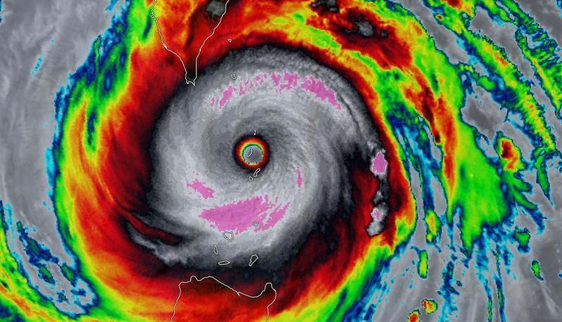 台風14号の目の中に、イトバヤット島がすっぽり入っている。画像：NOAA赤外画像。