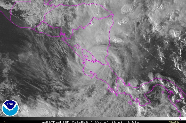 ニカラグア上を移動するハリケーン・オットー。NOAA