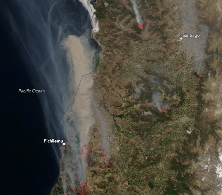 山火事の煙がチリの空を覆っている。NASA