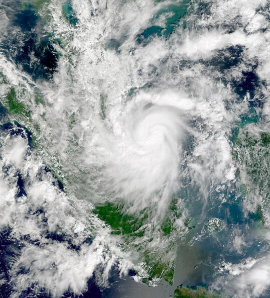 赤道直下で発生した2001年台風26号の衛星写真（NASA）