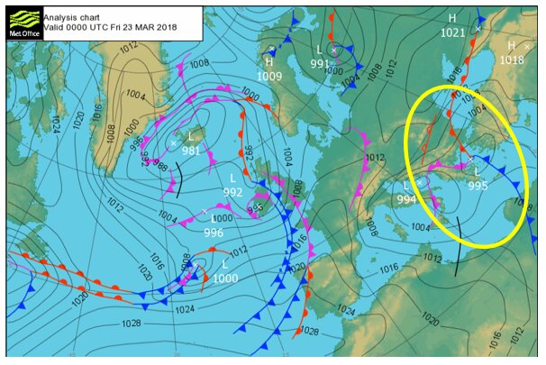 22日、黄色で囲まれた低気圧や前線によって南風が吹き、サハラダストが南欧諸国に飛来した。イギリス気象局