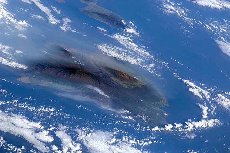 2009年ヴォッグに包まれたハワイ島の様子（NASA）