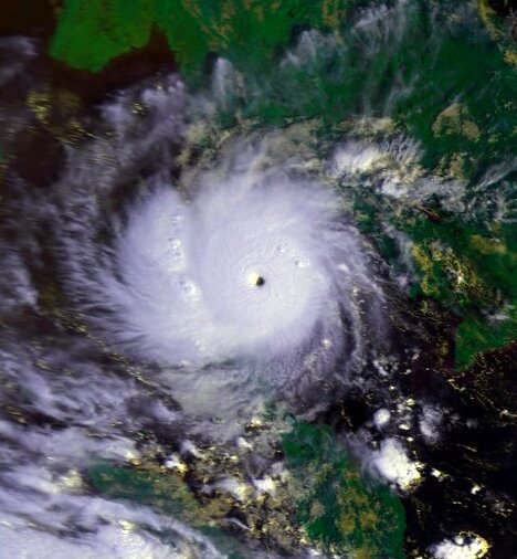 タイ南部を直撃した1989年台風29号 (画像元: NOAA)