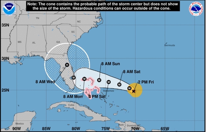 米国立ハリケーンセンターが30日に発表したドリアンの予想進路図