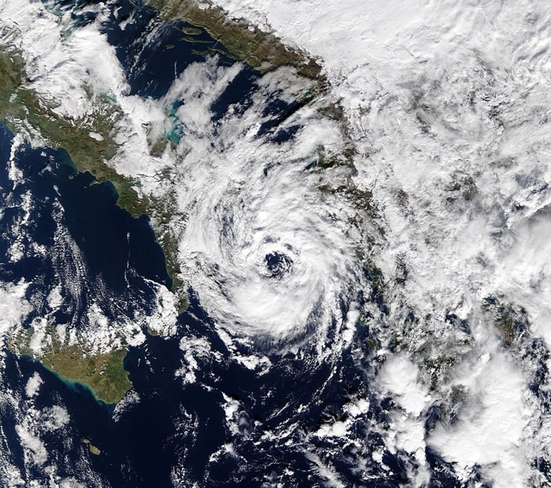 ヌーマの衛星画像。目があり、ハリケーンのようにも見える。(出典元: EOSDIS Worldview)