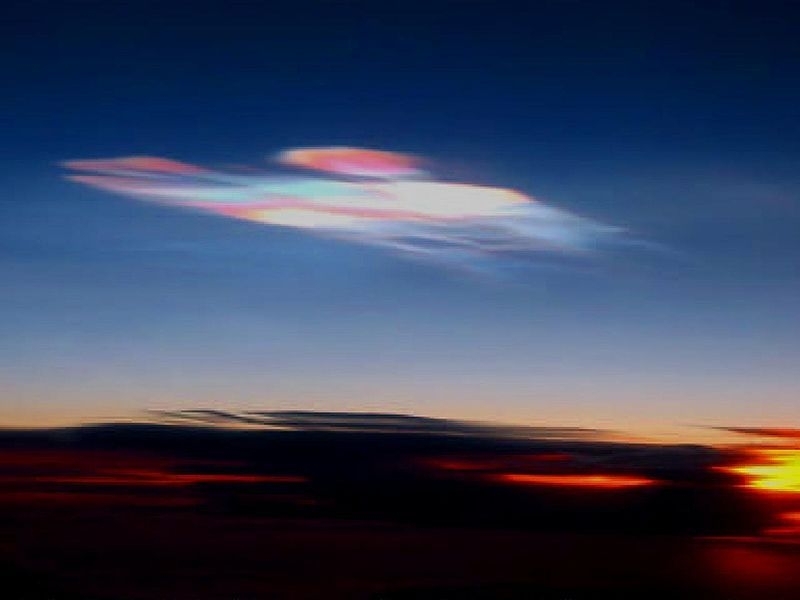 凸型タイプの真珠雲 (出典: NASA)