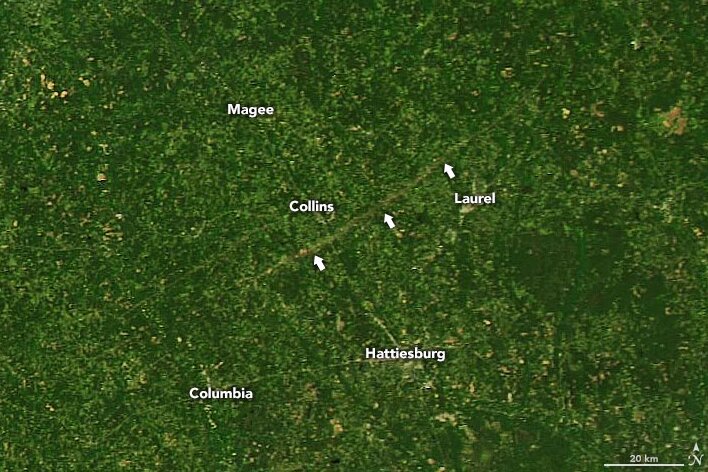 左下から右上に向かって斜めに伸びる白い線が、竜巻の被害跡(出典: NASA)