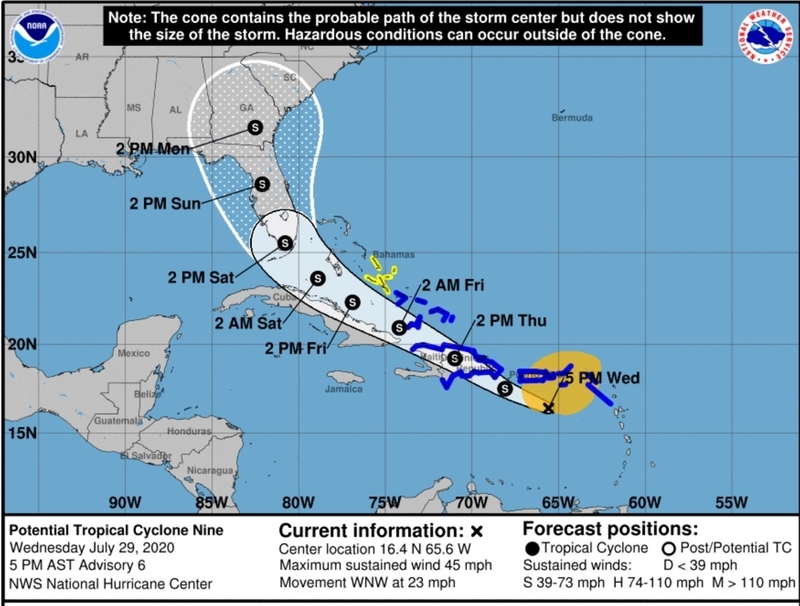 国立ハリケーンセンター発表のイサイアスの予想進路図