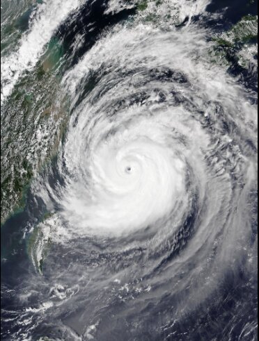 台風9号の衛星画像 (出典: NOAA)