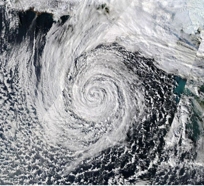 2014年台風20号から変わった温帯低気圧 (出典元: NASA/MODIS)