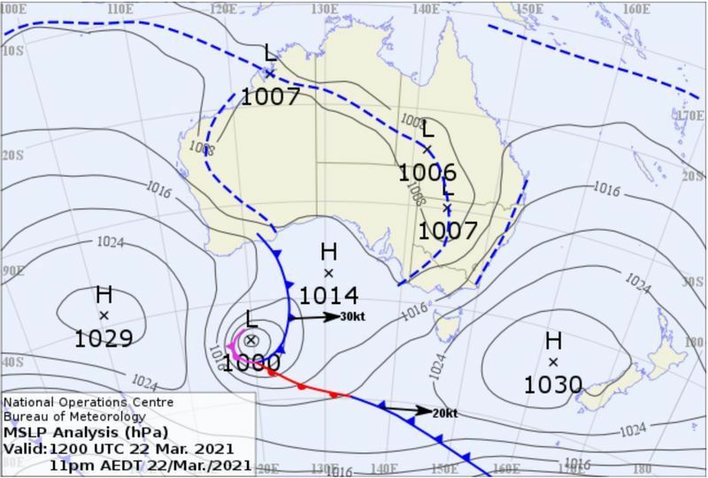 22日夜の天気図。南東部に低気圧も接近。 (出典: オーストラリア気象局)