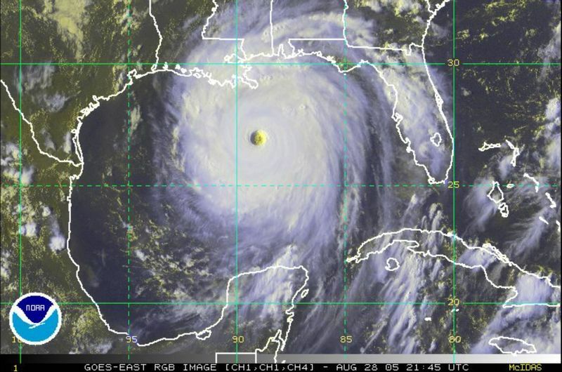 2005年ルイジアナ州接近時のハリケーン「カトリーナ」(出典: NOAA)