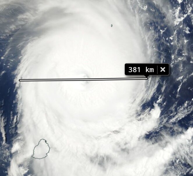 NASA出典のフレディの衛星画像。左下の島はレユニオン島。