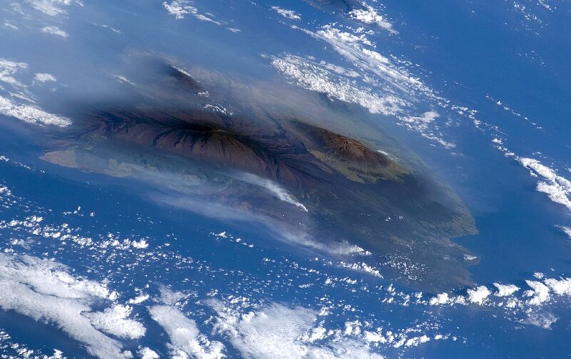 2009年に宇宙船アトランティスが撮影した、ハワイ島を覆うヴォッグ (出典: NASA Earth Observatory)