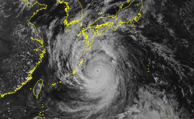 17日（土）15時現在の台風14号　雲の様子　九州から四国は外側の雲がかかり始めている（出典：気象庁）