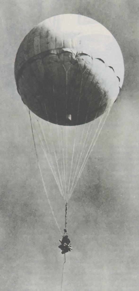 1945年カリフォルニア州で撃墜されたのち、再び膨らませられた風船爆弾（アメリカ陸軍, パブリックドメイン, via Wikimedia Commons）