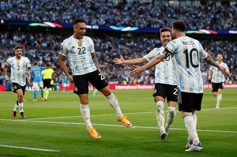 得点を喜ぶアルゼンチンの選手たち
