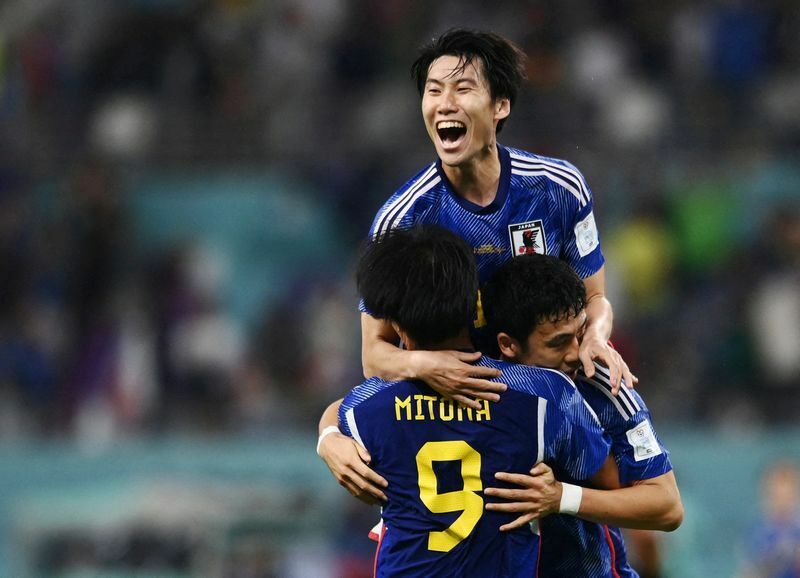 勝利を喜ぶ日本代表の選手たち