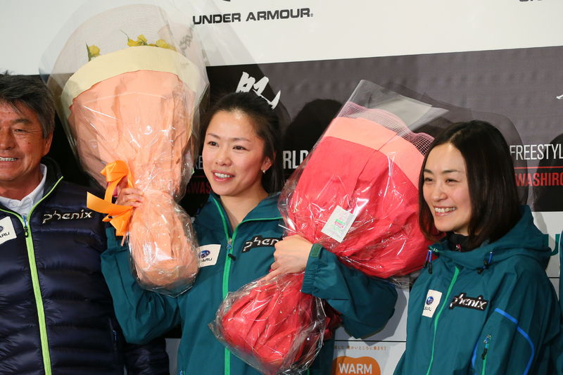 2013年の引退会見では上村愛子（右）から花束を受け取った（写真：YUTAKA/アフロスポーツ）