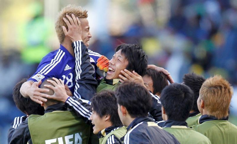 南アＷ杯・カメルーン戦で決勝弾を挙げた本田圭佑に「点を取ったらベンチに走って来いよ」と耳打ちした（写真：ロイター/アフロ）