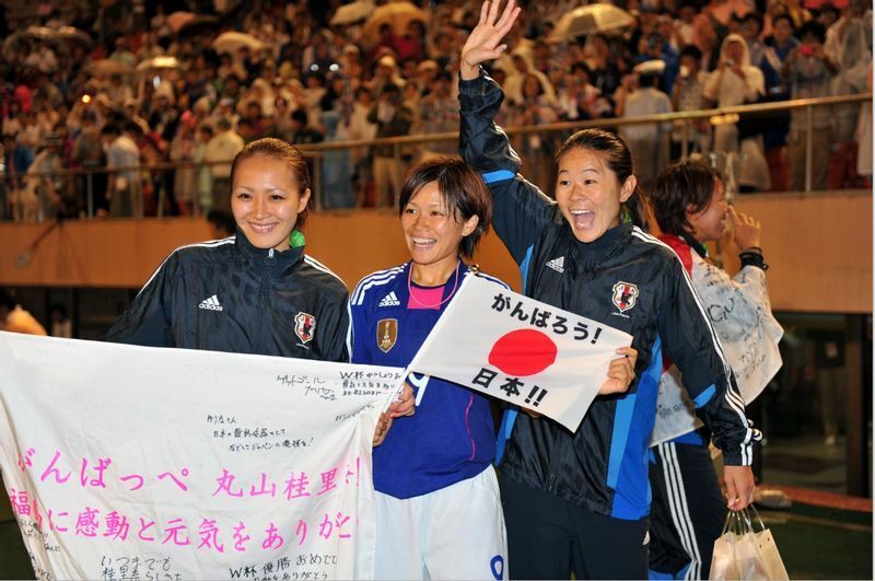 2011年8月19日、復興支援チャリティーマッチにて。同じく当時日本代表だった川澄奈穂美選手（中央）、澤穂希（左）選手と（写真：築田純/アフロスポーツ）