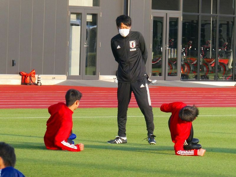 Ｕ-17日本代表選手に声をかける憲剛コーチ（筆者撮影）