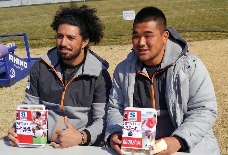 オーストラリア出身のサム・ワイクス（左）と韓国代表選手を父に持つ具智元（右）。2月24日に販売されるプロデュース弁当を手に（著者撮影）