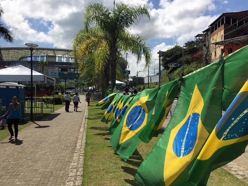サルヴァドールのスタジアムに向かう道に掲げられたブラジル国旗
