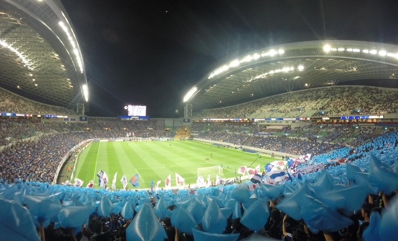 試合前に日本代表ゴール裏はごみ袋でスタンドを青く染めて選手を迎えた