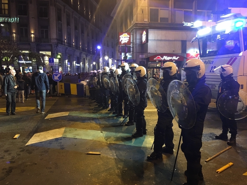 モロッコ人の騒ぎを警戒するブリュッセルの警官
