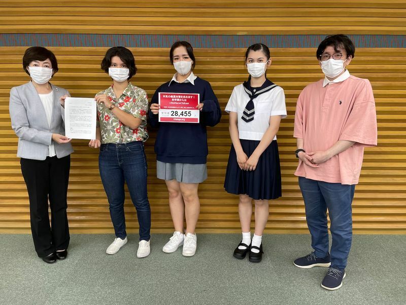 都議会公明党の松葉多美子議員に要望書を提出する日本若者協議会のメンバー