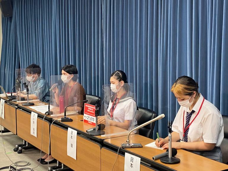 記者会見を行う日本若者協議会のメンバー