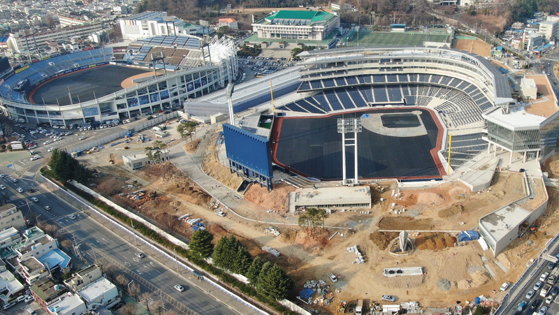 12月26日現在、工事進捗率87%のチャンウォンNCパーク。写真左は現球場（写真：チャンウォン市）