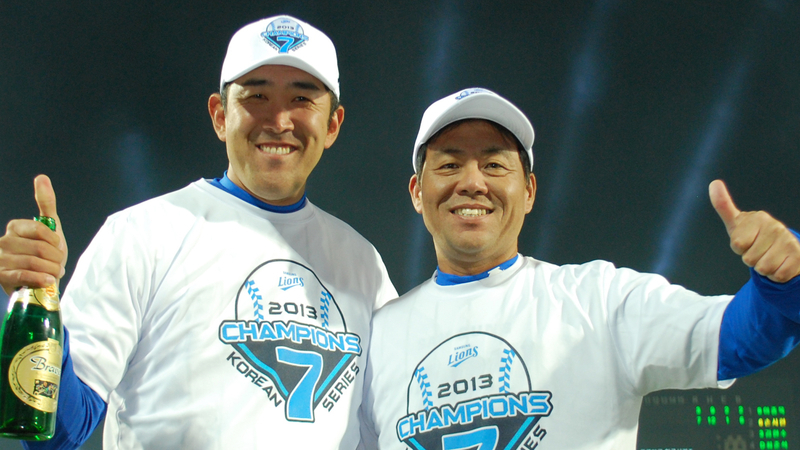 2013年、サムスンでも優勝を経験した芹澤。左は門倉健・現中日コーチ。門倉氏もまた星野監督の下でプロ入りした野球人だ（写真：ストライク・ゾーン）