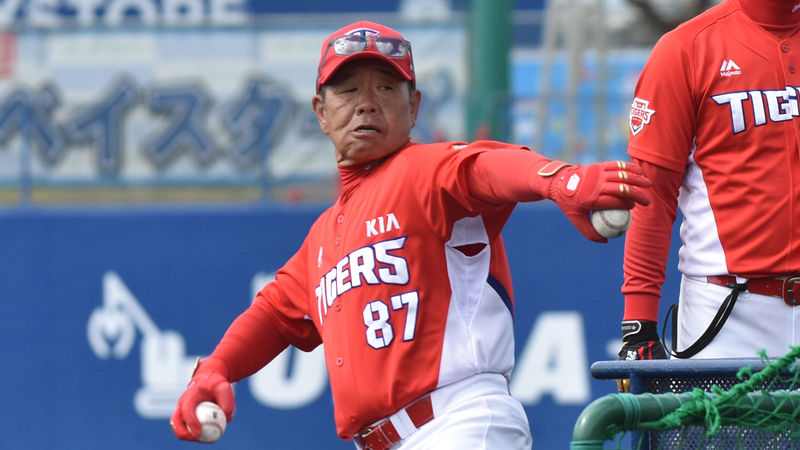 アメリカ同様にコーチが打撃投手を務めることもある韓国。正田コーチも打者たちに熱のこもったボールを投じる（写真：ストライク・ゾーン）