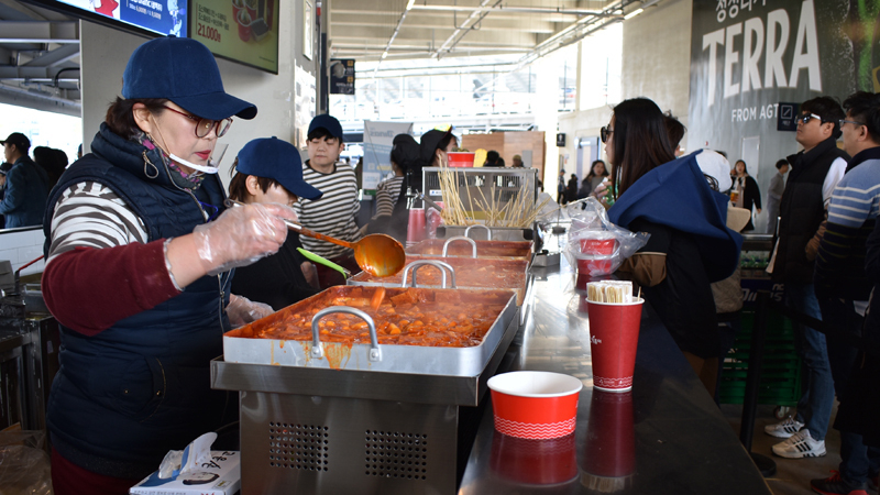 韓国で愛されている餅を甘辛く煮たトッポキも売られている（写真：ストライク・ゾーン）