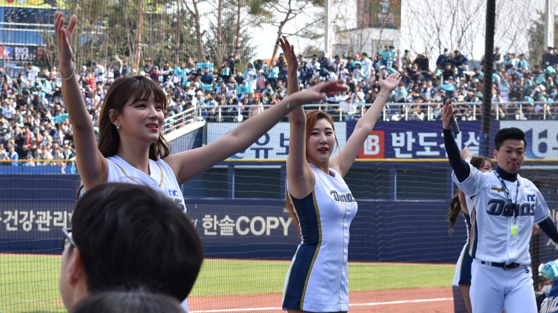 チアリーダーと団長が応援をリードするのも韓国の特徴（写真：ストライク・ゾーン）