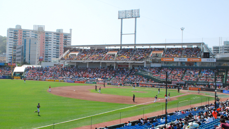現球場は2012年から段階的に改修工事を行い2階席を増設した（写真：ストライク・ゾーン）