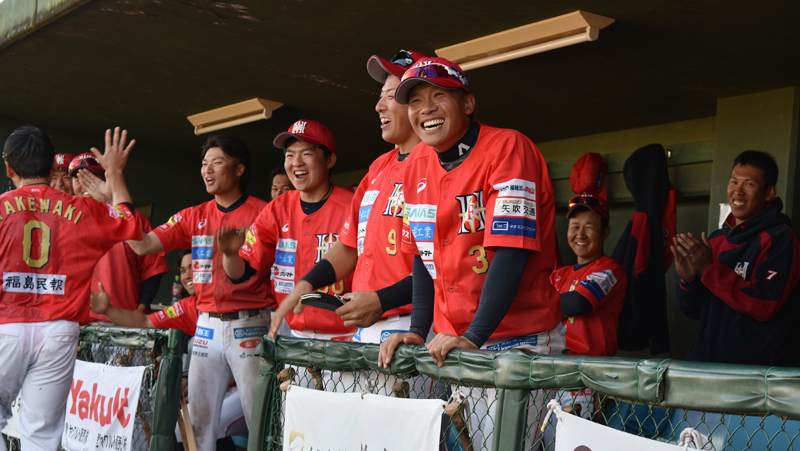 試合後、同僚・竹脇大貴のパフォーマンスに笑顔のキム・ウォンソク（写真：ストライク・ゾーン）