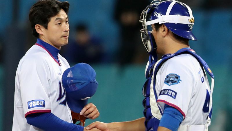 ゲームを締め、捕手のカン・ミンホと握手するイム・ヒョンジュン（写真：サムスンライオンズ）