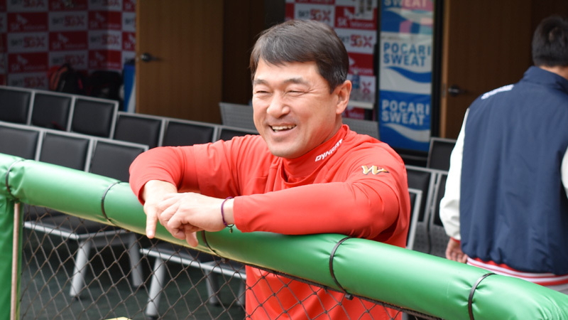 試合前、元同僚と談笑するチャン・ジェジュンコーチ（写真：ストライク・ゾーン）