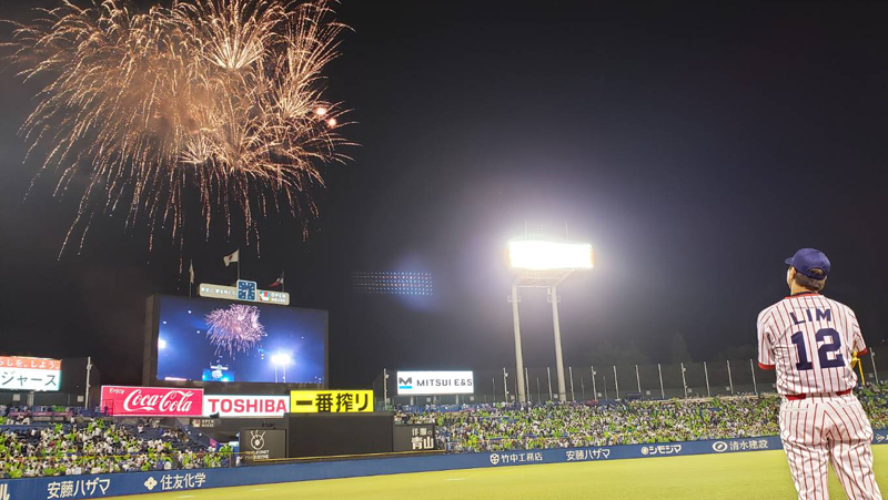 4回終了後、ブルペンから花火を眺めるイム・チャンヨン（写真：弁護士・公認プロ野球選手代理人（NPB/KBO）金弘智）