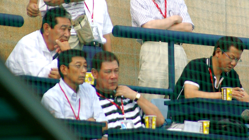 2007年7月、リュ・ヒョンジンを視察する星野仙一監督ほか首脳陣（写真：ストライク・ゾーン）