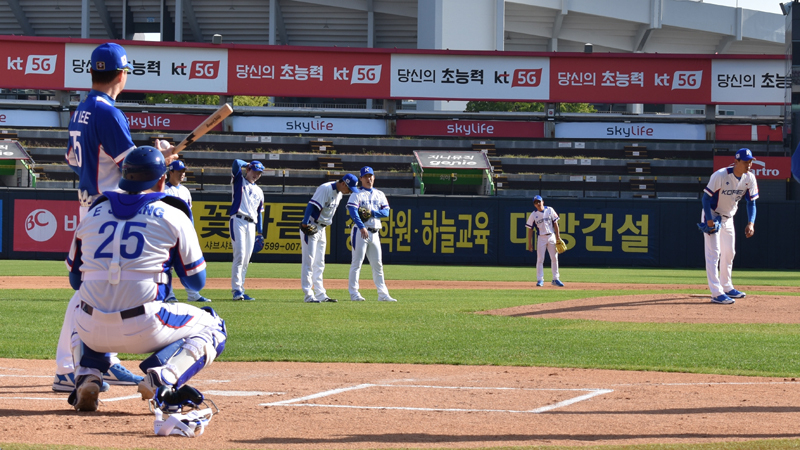 投内連係を行う韓国代表メンバー（写真：ストライク・ゾーン）