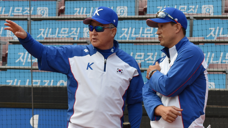 キム・ジェヒョン打撃コーチ（右）と話すキム・ギョンムン監督（写真：ストライク・ゾーン）