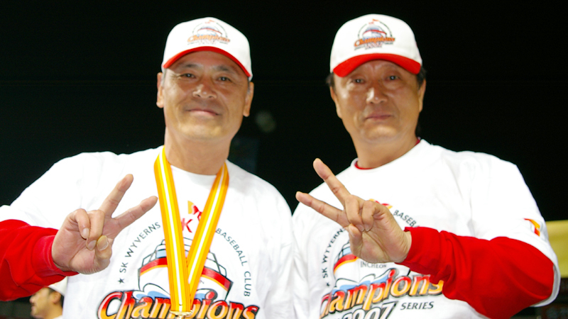2007年SK初優勝時、大田卓司さん（左）と加藤初さん（写真：ストライク・ゾーン）