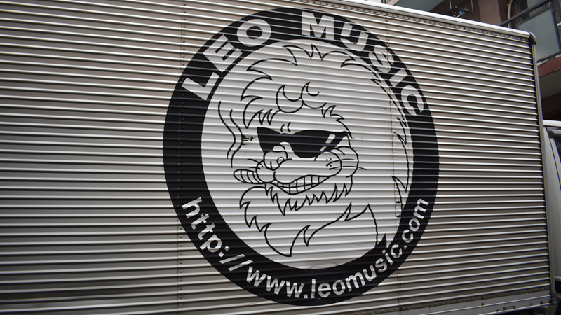 レオミュージックのトラック。シンボルマークは葉巻を加えたライオン（写真：ストライク・ゾーン）